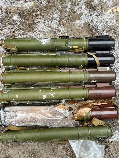 Вибухонебезпечні предмети у селі Невське, січень 2023 року. Фото: поліція Луганщини / Telegram Вибухонебезпечні предмети у селі Невське, січень 2023 року. Фото: поліція Луганщини / Telegram
