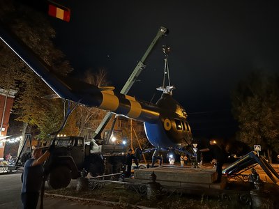 У центрі Полтави встановлюють вертоліт замість пам’ятника Петру І У центрі Полтави встановлюють вертоліт замість пам’ятника Петру І