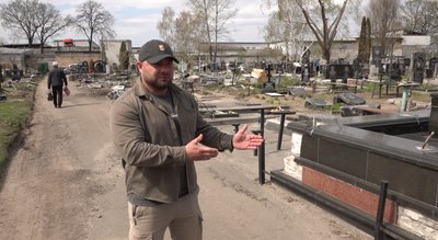 Поминальні дні серед руїн: як черкасці відновлюють могили рідних