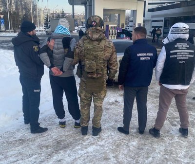 Правоохоронці затримали харків'янина, якй за 200 тисяч доларів обіцяв допомогти знайомому виїхати за кордон Правоохоронці затримали харків'янина, якй за 200 тисяч доларів обіцяв допомогти знайомому виїхати за кордон