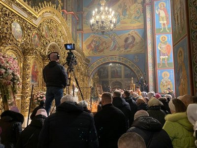 У Києві люди прийшли з нагоди Різдва на Божественну Літургію ПЦУ у Михайлівському соборі У Києві люди прийшли з нагоди Різдва на Божественну Літургію ПЦУ у Михайлівському соборі