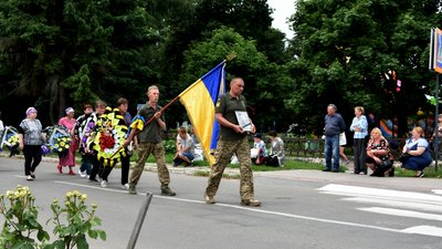 На Чернігівщині поховали двох захисників: Євгена Коваленка та Михайла Висоцького На Чернігівщині поховали двох захисників: Євгена Коваленка та Михайла Висоцького