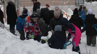 Діти ліплять снігові фортеці на подвір'ях своїх дитсадків у Рівному Діти ліплять снігові фортеці на подвір'ях своїх дитсадків у Рівному
