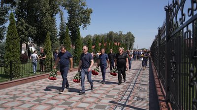 Героя України та аграрія з Чернігівщини Леоніда Яковишина поховали у мавзолеї, який він сам собі збудував при житті Героя України та аграрія з Чернігівщини Леоніда Яковишина поховали у мавзолеї, який він сам собі збудував при житті