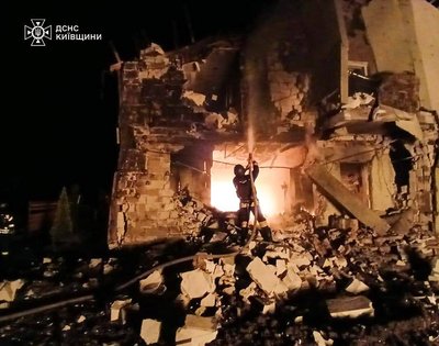 Є постраждала: на Київщині фіксують наслідки російської атаки у двох районах Є постраждала: на Київщині фіксують наслідки російської атаки у двох районах