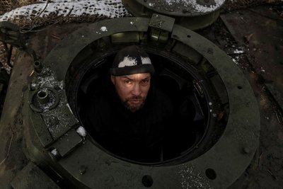 Український військовослужбовець механізованої бригади виглядає з танку Leopard1