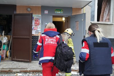 Медики біля будинку внаслідок російський БпЛА у Шеченківському районі Харкова, 2 березня 2026 року Медики біля будинку внаслідок російський БпЛА у Шеченківському районі Харкова, 2 березня 2026 року