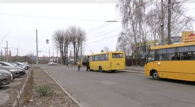 Битва за пасажирів: у Черкасах на одному маршруті працює два перевізники Битва за пасажирів: у Черкасах на одному маршруті працює два перевізники