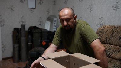 "Хробаків тріскає добре, тарганам треба лапки видаляти". Прикордонники на Донеччині вигодовують чорного серпокрильця "Хробаків тріскає добре, тарганам треба лапки видаляти". Прикордонники на Донеччині вигодовують чорного серпокрильця