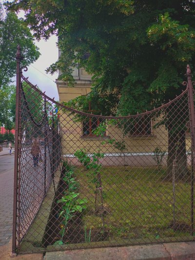 В одному з ліцеїв у Чернівцях реставрують огорожу, якій майже 120 років