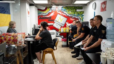 Рятувальники чекають в черзі, щоб здати кров у рамках акції "220 вольт життя", Харків, червень 2026 року Рятувальники чекають в черзі, щоб здати кров у рамках акції "220 вольт життя", Харків, червень 2026 року