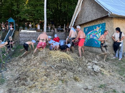 «Місимо глину»: на Черкащині триває фестиваль «Крутий Заміс» «Місимо глину»: на Черкащині триває фестиваль «Крутий Заміс»