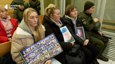 Родичі військових, які загинули під час ракетного удару по казармах у Миколаєві