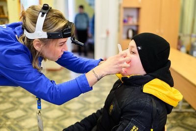 Медикиня Марина Дворська під час роботи від благодійної організації "Frida" Медикиня Марина Дворська під час роботи від благодійної організації "Frida"