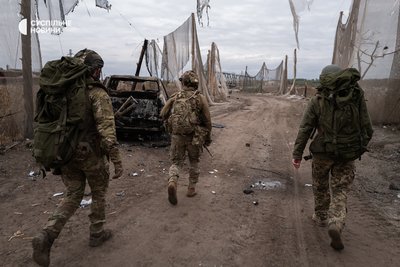 Розвідники підрозділу "Оріон" бригади "Помста" заходять на позиції пішки через ускладнену логістику, Куп'янський район, жовтень 2025 року Розвідники підрозділу "Оріон" бригади "Помста" заходять на позиції пішки через ускладнену логістику, Куп'янський район, жовтень 2025 року