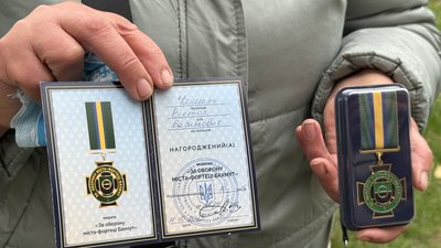 Дружина загиблого прикордонника Наталія Кошель отримала нагорду за загиблого чоловіка Дніпро Дружина загиблого прикордонника Наталія Кошель отримала нагорду за загиблого чоловіка Дніпро