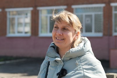 Безоплатно стриже 800 людей: як працює соціальна перукарка у Сумах Безоплатно стриже 800 людей: як працює соціальна перукарка у Сумах