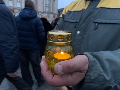 Свічки як символ пам'яті: у Черкасах вшанували жертв Голодоморів Свічки як символ пам'яті: у Черкасах вшанували жертв Голодоморів