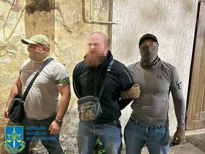 Вимагали у військового 400 тис. грн вигаданого боргу: в Одесі затримали шістьох людей Вимагали у військового 400 тис. грн вигаданого боргу: в Одесі затримали шістьох людей