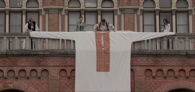 Велика вишиванки, яку звісили з балкона головного корпусу Чернівецького національного університету на День Вишиванки Велика вишиванки, яку звісили з балкона головного корпусу Чернівецького національного університету на День Вишиванки