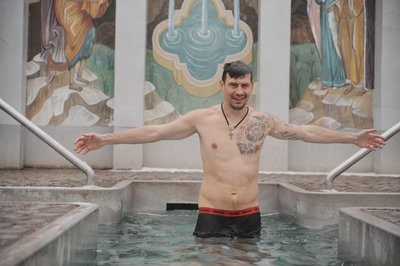 Чоловік пірнає у крижану воду в Саржиному яру Чоловік пірнає у крижану воду в Саржиному яру