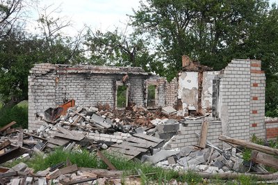 Розбитий російськими ударами будинок в Осколі на Харківщині, червень 2026 року Розбитий російськими ударами будинок в Осколі на Харківщині, червень 2026 року