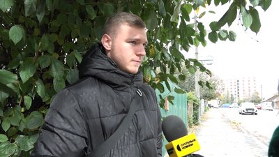 У Житомирі асфальт довкола стовбура дуба на вулиці Володимира Гнатюка не зняли У Житомирі асфальт довкола стовбура дуба на вулиці Володимира Гнатюка не зняли