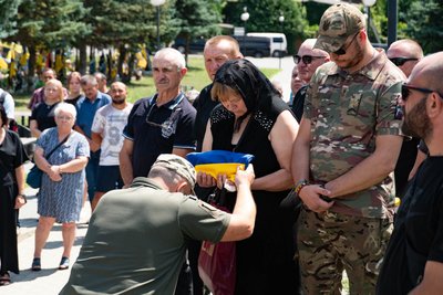 В Ужгороді попрощалися з полеглим захисником Олександром Безегою В Ужгороді попрощалися з полеглим захисником Олександром Безегою