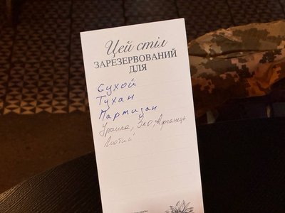 "Треба пам'ятати ціну, яку ми платимо". Заклади Дніпра долучилися до акції вшанування полеглих військових "Стіл пам'яті" "Треба пам'ятати ціну, яку ми платимо". Заклади Дніпра долучилися до акції вшанування полеглих військових "Стіл пам'яті"
