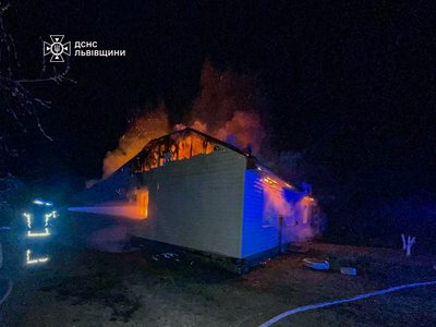 На львівщині рятувальники загасили пожежу в дерев'яному будинку: травмаваних немає На львівщині рятувальники загасили пожежу в дерев'яному будинку: травмаваних немає