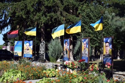 У громаді на Черкащині відкрили памʼятні світлини загиблих захисників У громаді на Черкащині відкрили памʼятні світлини загиблих захисників