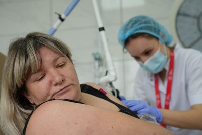 Щоб не озиралися на шрами: жінці зі Слов'янська, яка була поранена під час обстрілу, зробили пластичні операції Щоб не озиралися на шрами: жінці зі Слов'янська, яка була поранена під час обстрілу, зробили пластичні операції