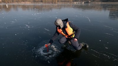 "Кайф зимової риболовлі в адреналіні": як у Рівному рибалять на озері та чи безпечно це "Кайф зимової риболовлі в адреналіні": як у Рівному рибалять на озері та чи безпечно це