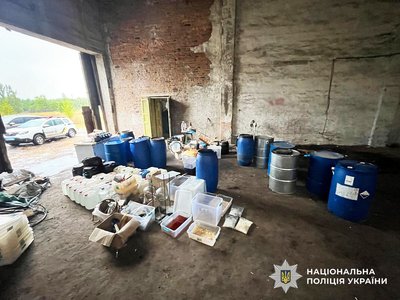 Вилучили понад 7 кілограмів психотропів: на Житомирщині поліція заявила про припинення роботи нарколабораторії Вилучили понад 7 кілограмів психотропів: на Житомирщині поліція заявила про припинення роботи нарколабораторії