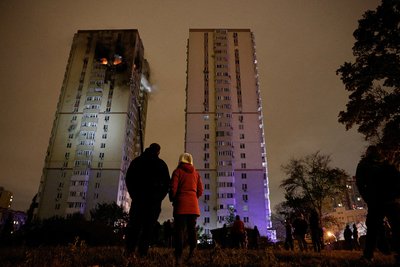 Російський безпілотник "шахед" влучив у верхні поверхи багатоповерхівки в Соломʼянському районі Києва увечері 25 жовтня 2024 року