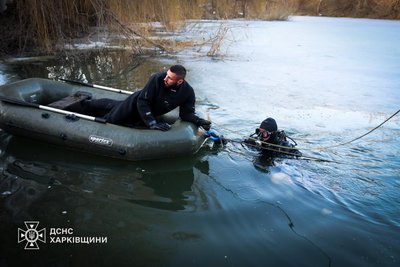 Рятувальники у водоймі в Шевченківському районі Харкова, де загинули двоє дітей 12 березня 2026 року Рятувальники у водоймі в Шевченківському районі Харкова, де загинули двоє дітей 12 березня 2026 року