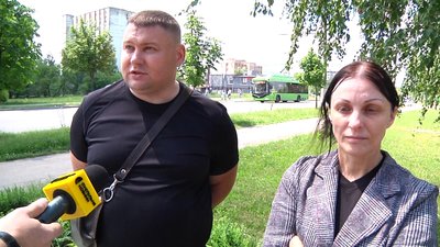Друзі загиблого воїна Іван та Оксана кажуть, що Андрій Милосивий умів грати на багатьох музичних інструментах Друзі загиблого воїна Іван та Оксана кажуть, що Андрій Милосивий умів грати на багатьох музичних інструментах