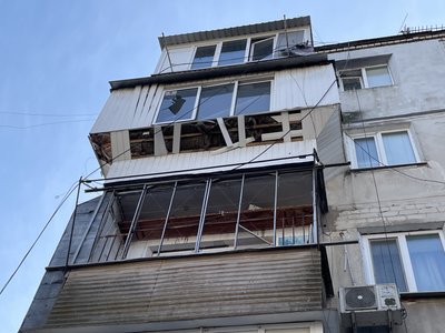 "Чотирикімнатна стала однокімнатною. Через діру навіть сусідський під'їзд видно". Очевидці про чергові обстріли Херсона "Чотирикімнатна стала однокімнатною. Через діру навіть сусідський під'їзд видно". Очевидці про чергові обстріли Херсона