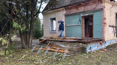 Палати без вікон та з дірявими стінами: як живе прикордонна Семенівська лікарня, яку регулярно обстрілюють росіяни Палати без вікон та з дірявими стінами: як живе прикордонна Семенівська лікарня, яку регулярно обстрілюють росіяни