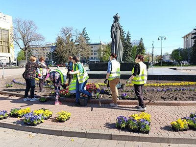 Озеленення Луцька: як комунальники наводять лад на клумбах і в парках Озеленення Луцька: як комунальники наводять лад на клумбах і в парках