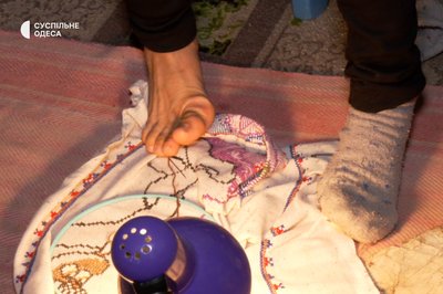 Складає пазли і вишиває ногами: історія жінки з ДЦП з Одещини