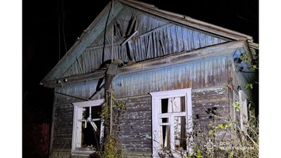 Унаслідок атаки РФ по селу у Городнянській громаді, що на Чернігівщині, загорілася оселя та господарська будівля Унаслідок атаки РФ по селу у Городнянській громаді, що на Чернігівщині, загорілася оселя та господарська будівля