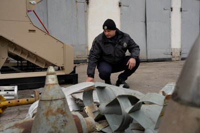 Вибухотехнік із фрагментами російської авіабомби, Харків Вибухотехнік із фрагментами російської авіабомби, Харків