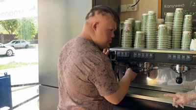 Працює баристою та вчиться самостійності: як на Хмельниччині через роботу в кав’ярні адаптують людей із синдромом Дауна Працює баристою та вчиться самостійності: як на Хмельниччині через роботу в кав’ярні адаптують людей із синдромом Дауна