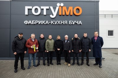 Реформа шкільного харчування: в Бучі офіційно відкрили новозбудовану фабрику-кухню Реформа шкільного харчування: в Бучі офіційно відкрили новозбудовану фабрику-кухню