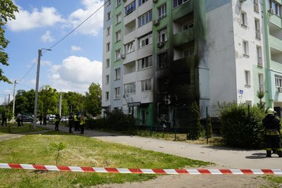 Багатоповерхівка в Індустріальному районі Харкова, яка була пошкоджена внаслідок влучання російського БпЛА поруч, 10 червня 2026 року Багатоповерхівка в Індустріальному районі Харкова, яка була пошкоджена внаслідок влучання російського БпЛА поруч, 10 червня 2026 року