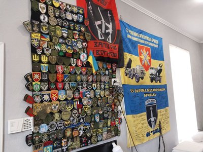 "Сукні почекають до перемоги". Сумська майстриня виготовляє військові шеврони "Сукні почекають до перемоги". Сумська майстриня виготовляє військові шеврони