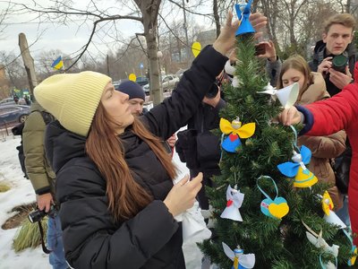 Прикрашали під звуки тривоги. У на Алеї Героїв Небесної Сотні встановили "Ялинку для Героїв"