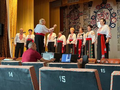 "Зроблю з них хор Верьовки": як переселенка з Донеччини навчає співу сільський ансамбль на Черкащині "Зроблю з них хор Верьовки": як переселенка з Донеччини навчає співу сільський ансамбль на Черкащині