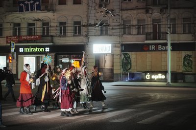 Восьмеро подруг колядували у центрі Харкова Восьмеро подруг колядували у центрі Харкова